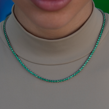 Collar de microtenis de diamantes esmeralda en oro blanco