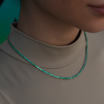 Collar de microtenis de diamantes esmeralda en oro blanco