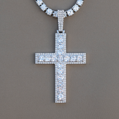 Colgante grande de cruz pavé de diamantes en oro blanco