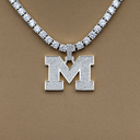 Colgante con el micro logotipo oficial de la NCAA de los Michigan Wolverines de la Universidad de Michigan en oro blanco