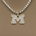 Colgante con micro logotipo oficial de los Wolverines de la Universidad de Michigan de la NCAA en oro amarillo