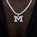 Colgante oficial con micro logotipo de los Wolverines de la Universidad de Míchigan (NCAA) en oro blanco