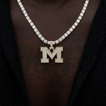 Colgante con micro logotipo oficial de los Wolverines de la Universidad de Michigan de la NCAA en oro amarillo