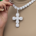 Colgante de oro blanco con cruz de piedra talla cojín