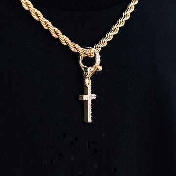 Colgante Iced Micro Cross con Cierre de Clip en Oro Amarillo