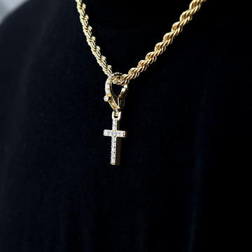 Colgante Iced Micro Cross con Cierre de Clip en Oro Amarillo