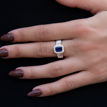 Anillo con textura de diamante, esmeralda y zafiro de oro blanco vermeil
