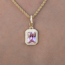 Colgante de amuleto con cierre de pinza de piedra rosa en oro amarillo