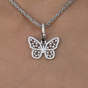 Colgante con dije de mariposa de diamantes de oro blanco con cierre de pinza