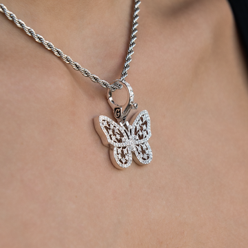 Colgante con dije de mariposa de diamantes de oro blanco con cierre de pinza