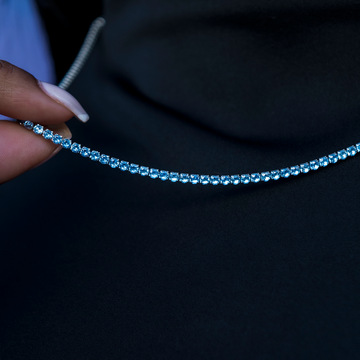 Collar de tenis de microdiamantes y topacio azul en oro blanco