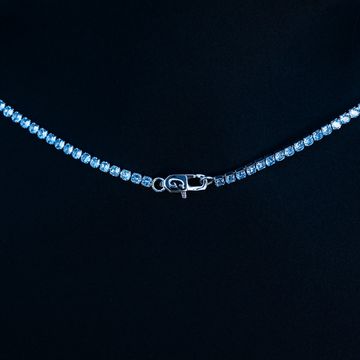 Collar de tenis de microdiamantes y topacio azul en oro blanco