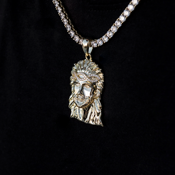Colgante de Jesús con corona grande de diamantes en oro amarillo