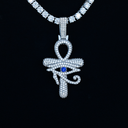 Colgante Anj con el Ojo de Horus y diamantes grandes en oro blanco