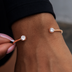 Pulsera abierta con piedras de talla redonda en oro rosa