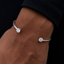Pulsera abierta con piedras de talla redonda en oro blanco