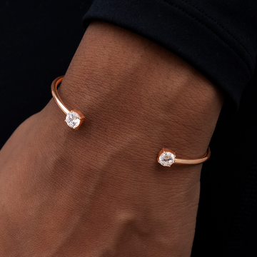Pulsera abierta con piedras de talla redonda en oro rosa