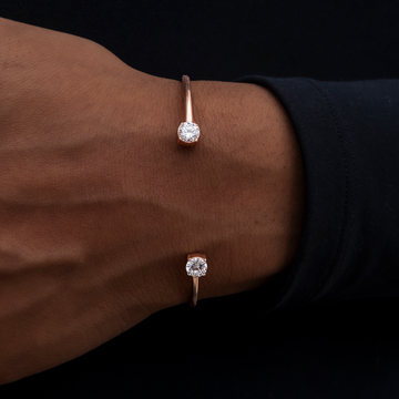 Pulsera abierta con piedras de talla redonda en oro rosa
