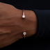 Pulsera abierta con piedras de talla redonda en oro rosa