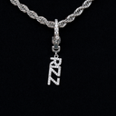 Colgante con dije "Rizz" de oro blanco con enganche