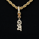 Colgante con dije "Gyat" con broche en oro amarillo