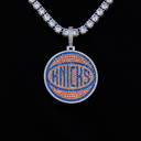 Colgante del logotipo secundario del equipo oficial de la NBA de los New York Knicks en oro blanco