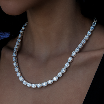 Collar de tenis de diamantes ovalados con racimos en oro blanco - 4mm