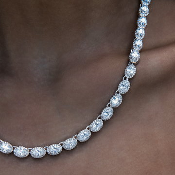 Collar de tenis de diamantes ovalados con racimos en oro blanco - 4mm