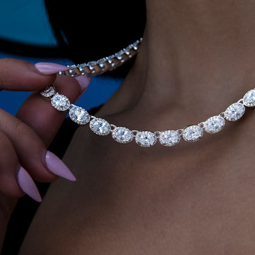 Collar de tenis de diamantes ovalados con racimos en oro blanco - 4mm