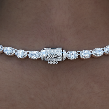 Collar de tenis de diamantes ovalados con racimos en oro blanco - 4mm