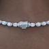 Collar de tenis de diamantes ovalados con racimos en oro blanco - 4mm