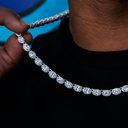 Cadena de tenis con óvalo de diamantes agrupados en oro blanco - 4 mm