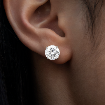 Pendientes de botón de moissanita de corte redondo de 8 mm en plata de ley