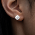 Pendientes de botón de moissanita de corte redondo de 8 mm en plata de ley