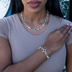 Conjunto de collar y pulsera de gemas de colores en oro amarillo