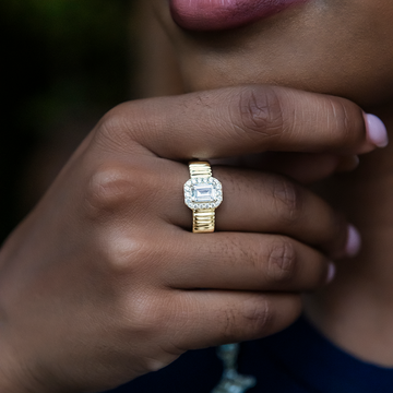 Anillo texturizado con diamante de corte esmeralda en vermeil de oro amarillo