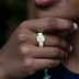 Anillo texturizado con diamante de corte esmeralda en vermeil de oro amarillo