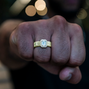 Anillo texturizado con diamante talla esmeralda en vermeil de oro amarillo