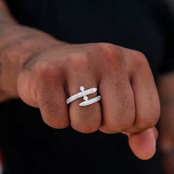 Anillo con espada de diamante en vermeil de oro blanco