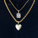 Piedra y corazón engarzados en oro amarillo
