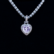 Colgante de corazón púrpura microhelado en oro blanco