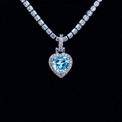 Colgante Micro Corazón Azul Helado en Oro Blanco