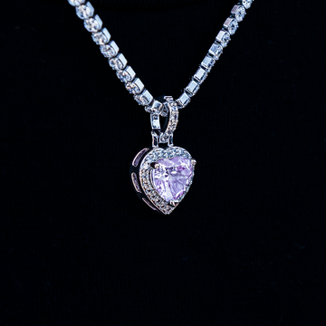 Colgante de corazón púrpura microhelado en oro blanco