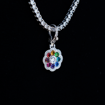 Colgante con clip de flor de arcoíris en oro blanco