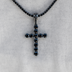 Colgante de cruz de diamante negro sobre negro