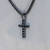 Colgante de cruz de diamante negro sobre negro