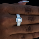 Anillo con textura de diamante talla esmeralda en vermeil de oro blanco