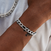 Figaro Chain Bracelet in White Gold- 9mm