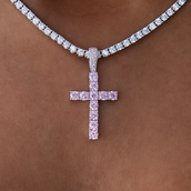 Colgante de cruz de diamante de piedra rosa en oro blanco