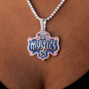 Colgante del logotipo oficial de la WNBA de las Washington Mystics en oro blanco